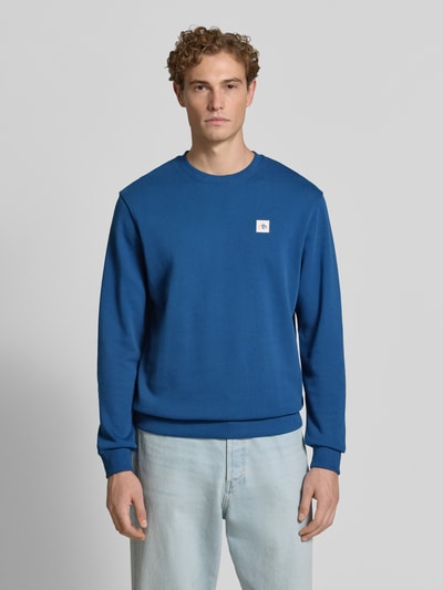 Männermodel trägt Heren sweatshirt mit labelbadge en ronde hals van Scotch & Soda in blauw, puur katoen, regular fit, Ganzkörperansicht von vorne