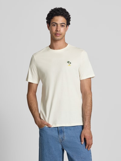 Männermodel trägt T-Shirt mit Stitching Modell 'KAAN' von Blend in Creme, Regular Fit, aus reiner Baumwolle, Nahaufnahme Oberkörper.
