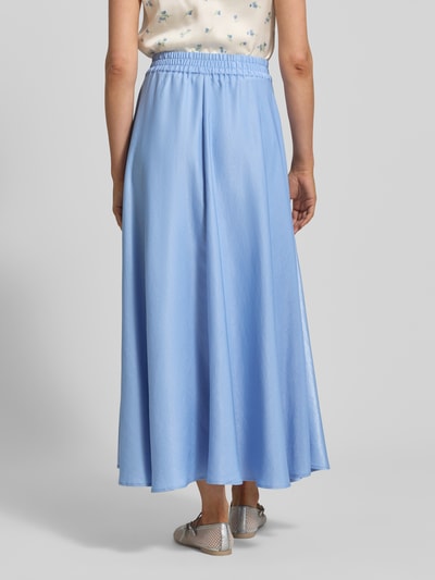 Frauenmodel trägt Ausgestellter Midi-Rock aus Viskose-Mix Modell 'MIRA' von Vero Moda in Hellblau mit Volant und elastischem Bund, Ganzkörperansicht Rückansicht.