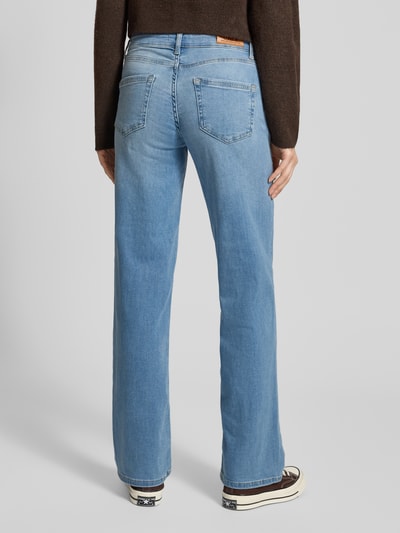 Vrouwenmodel draagt Straight Fit Jeans uit bio-baumwoll-mix model 'BLUSH' van Only, look: effen denim, labelpatch, 5-pocketmodel, mix van biologisch katoen, ganzkörperansicht rugaanzicht.