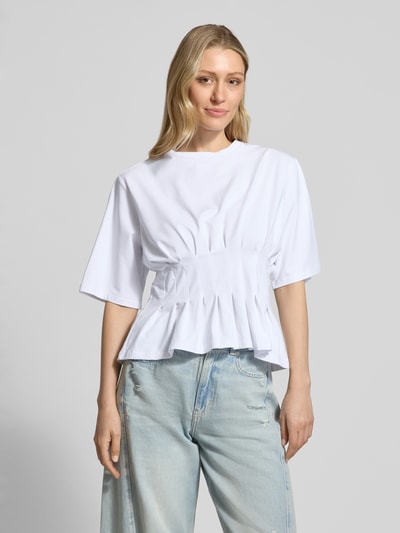 Vrouwenmodel draagt T-shirt in getailleerd model 'inez' van Gestuz, mix van katoen en elastaan, ronde hals, ruglengte maat S 54 cm, vooraanzicht van het hele lichaam