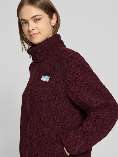 Vrouwenmodel draagt Regular fit fleecejack met ritssluiting model 'EVA' van ONLY in donker bordeaux, detailopname bovenlichaam, Dames fleecejack van ONLY