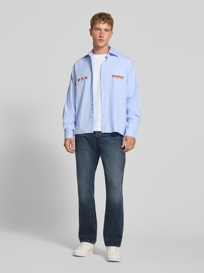 Männermodel trägt dunkelblaue Straight Fit Jeans aus reiner Baumwolle Modell 'EDGE' von ONLY, Herren Wide & Loose Fit Jeans, Ganzkörperansicht von vorne.