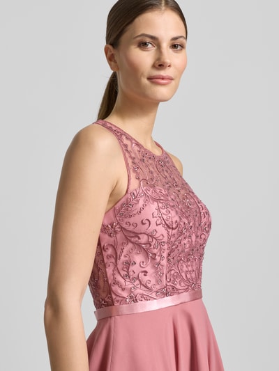 Vrouwenmodel draagt Cocktailkleid met Rundhalsausschnitt van Luxuar in oudroze, getailleerde fit, ondoorzichtige onderrok, ingezette ritssluiting; detailopname van het bovenlichaam