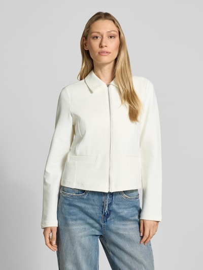 Frauenmodel trägt Regular Fit Kurzblazer aus Baumwoll-Mix von Tom Tailor, Optik: Unifarben, Strukturiert, Umlegekragen, Reißverschluss, Langarm, Paspeltaschen, Materialverarbeitung: Ripp, Ganzkörperansicht von vorne.