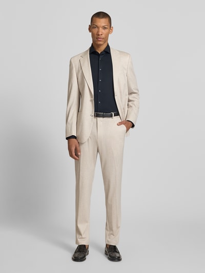 Männermodel trägt Slim Fit Business-Hemd mit Haifischkragen von SEIDENSTICKER, Material-Mix mit Stretch-Anteil, Knopfleiste, schwarze Farbe, Ganzkörperansicht von vorne.