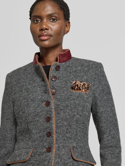 Frauenmodel trägt Blazer mit Brustleistentasche und Einstecktuch von White Label, graue Melange, dunkelrote Details, Nahaufnahme Oberkörper. Taillierter Schnitt, Stehkragen, Knopfleiste, Pattentaschen, bei Größe 36 Rückenlänge 57 cm, Brustweite 45 cm, Ärmellänge 65 cm.