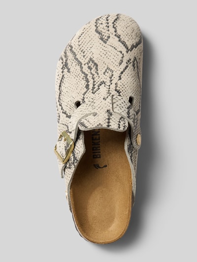 Produktfoto, Clogs aus echtem Leder Modell 'BOSTON' von Birkenstock mit Schlangenmuster, Dornschließe in metallic, strukturierte Sohle, abgerundete Form, Absatzhöhe 4 cm, beige-graue Farbtöne