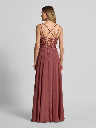 Frauenmodel trägt Abendkleid mit Spitze und Strasssteinbesatz von Luxuar in Altrosa, A-Linie, Chiffon, Rückansicht Ganzkörperansicht.
