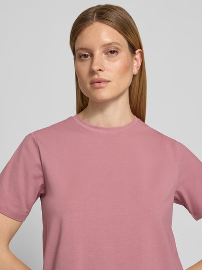 Frauenmodel trägt VILA Damen T-Shirt mit Rundhalsausschnitt Modell 'NORA' aus Baumwoll-Elasthan-Mix in Rosé, Regular-Fit, Nahaufnahme Oberkörper. Rückenlänge bei Größe S: 60 cm.
