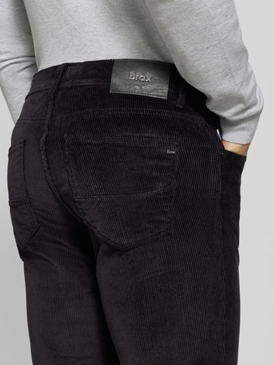 Männermodel trägt schwarze Straight Fit Cordhose aus Baumwoll-Mix Modell 'Mythos Flex Cord' von Brax, Detailaufnahme Rückansicht, Herren Cordhose von Brax.