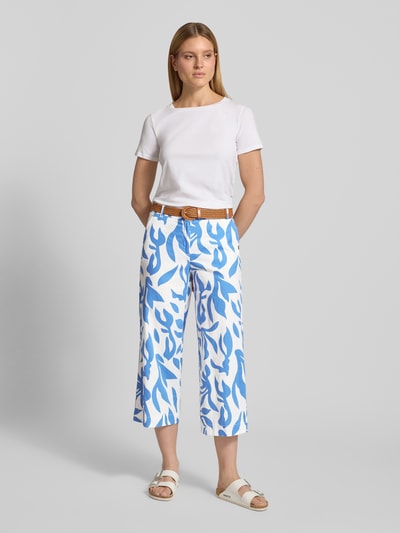 Frauenmodel trägt Culotte aus Leinen-Baumwoll-Mix mit Gürtel von Christian Berg Woman im Allover-Look, Blau und Weiß, Ganzkörperansicht von vorne.