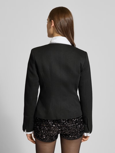 Männermodel trägt czarną Slim Fit Jacke mit verdeckter Knopfleiste Modell 'SEDONA LIFE' von Only, gładka, długi rękaw, krój slim fit, widok całej sylwetki z tyłu.