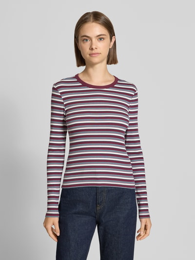 Frauenmodel trägt Regular Fit Langarmshirt aus Baumwoll-Mix Modell 'VAL' von ONLY, gestreift in Weiß, Burgunderrot und Blau, Damen Langarmshirt von ONLY, Ganzkörperansicht von vorne.