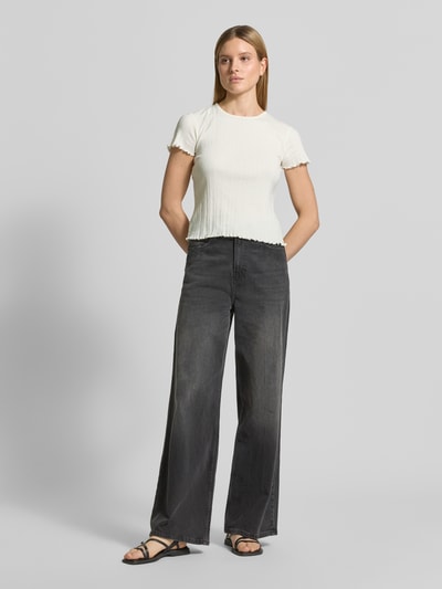 Frauenmodel trägt T-Shirt mit Muschelsaum von JAKE*S STUDIO WOMAN aus reiner Baumwolle, Weiß, strukturierte Oberfläche, Ganzkörperansicht von vorne