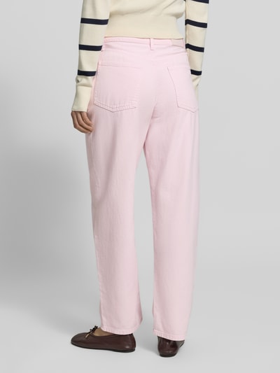 Frauenmodel trägt Barrel Fit Jeans aus reiner Baumwolle von Tommy Hilfiger, Optik: Unifarben, Passform: Barrel Fit, Denim, Label-Patch, 5-Pocket-Design, sanft rosafarbene Textur, Ganzkörperansicht Rückansicht.