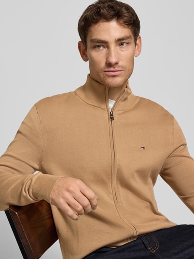 Tommy Hilfiger Strickjacke mit Logo-Stitching Modell 'ESSENTIAL' Camel 3