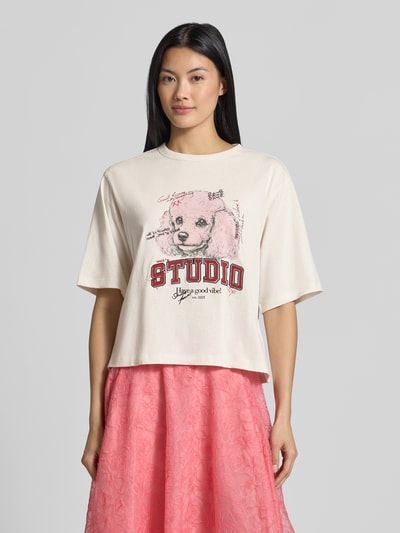 Frauenmodel trägt Regular Fit T-Shirt aus reiner Baumwolle von Jake*s, Creme mit Print, kombiniert mit rosa Rock, Nahaufnahme Oberkörper, Damen T-Shirt von Jake*s Casual.