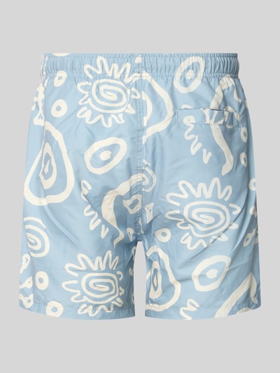 Produktfoto, Badehose mit Allover-Muster Modell 'PRINT' von Only & Sons in Hellblau mit weißen abstrakten Formen, elastischer Bund, Gesäßtasche, strukturierte Oberfläche.