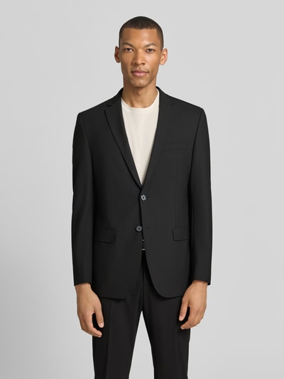Männermodel trägt schwarzen Anzug mit Reverskragen und Bügelfalte von HECHTER PARIS, Material-Mix, Regular-Fit, Ganzkörperansicht von vorne.