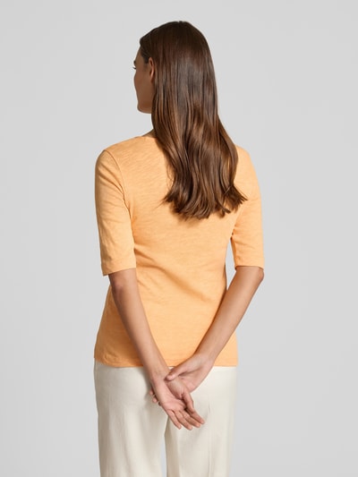 Vrouwenmodel draagt T-shirt met boothals van Christian Berg Woman, puur katoen, regular fit, gemêleerd design, ruglengte maat S 58 cm, geheellichaamsaanzicht achteraan.