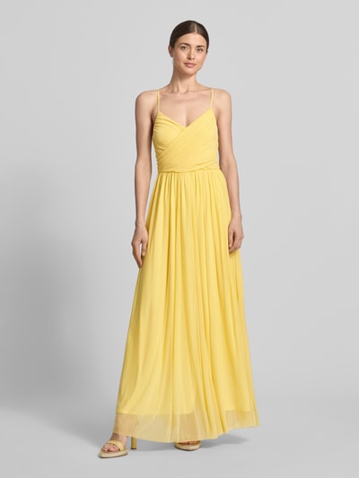 Frauenmodel trägt Abendkleid mit Drapierungen Modell 'Cathleen' von GUIDO MARIA KRETSCHMER WOMAN aus gelbem Chiffon, taillierter Schnitt, Maxikleid, V-Ausschnitt, verstellbare Spaghettiträger, weich fließende Textur, Ganzkörperansicht von vorne.