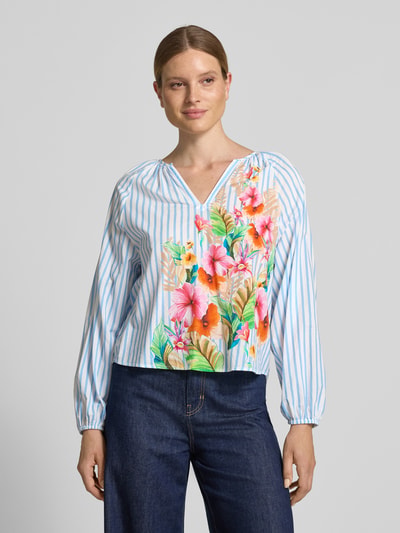 Frauenmodel trägt Regular Fit Bluse im Allover-Look mit V-Ausschnitt von Emily Van den Bergh, Reine Baumwolle, gestreift, bunte Blumen, Ganzkörperansicht von vorne.