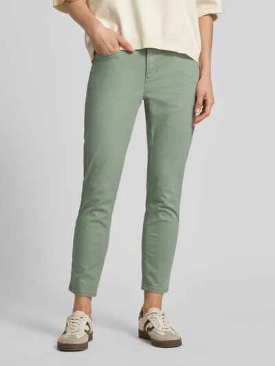 Vrouwenmodel draagt Cropped Hose met elastischem Bund Modell 'ORNELLA' van Angels in groen, katoenmix met stretch, cropped, steekzakken, elastische tailleband, voorkant volledige lichaamsweergave.