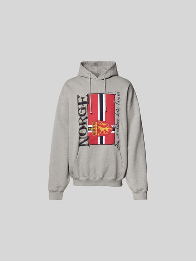 Produktfoto, Oversized Hoodie mit Motiv-Print von VETEMENTS aus Baumwoll-Mix in Grau mit Känguru-Tasche, Kapuze mit Tunnelzug, Rückenlänge 79 cm bei Größe M.