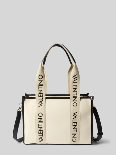 Produktfoto, kremowa torebka z czarnym wykończeniem, bawełniana faktura, nadruk z logo, model 'CANDLE' od VALENTINO BAGS, główna komora na suwak, szerokie uchwyty i regulowany pasek na ramię, szerokość w rozmiarze 1: 35 cm, długość w rozmiarze 1: 27 cm, głębokość w rozmiarze 1: 14 cm, długość paska na ramię w rozmiarze 1: 128 cm