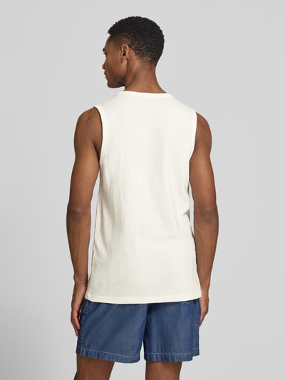 Männermodel trägt Regular Fit Tank Top aus reiner Baumwolle von s.Oliver RED LABEL in Unifarbe, Flammgarn, Ganzkörperansicht Rückansicht.
