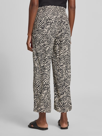Vrouwenmodel draagt stoffen broek uit zuiver viscose in all-over look van zero, wide leg, verkorte pasvorm, elastische band, Ganzkörperansicht Rückansicht