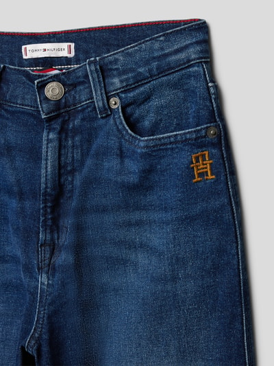 Tommy Hilfiger Teens Jeansy o kroju straight fit z naszywką z logo model ‘MABEL’ Niebieski 2