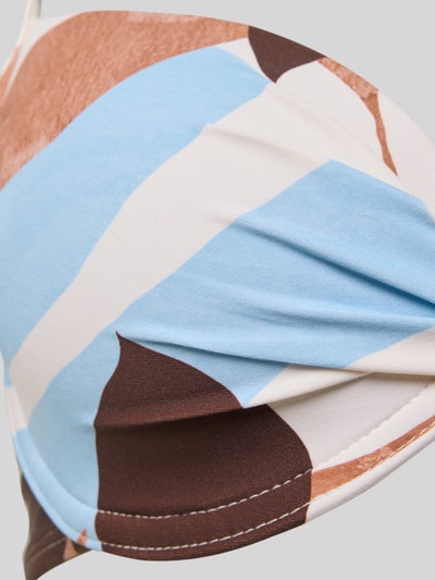 Frauenmodel trägt Bikini-Oberteil mit Label-Applikation Modell 'BREEZY' von Marc O'Polo, abstraktes Allover-Muster in Blau, Braun und Weiß, Stretchmaterial, Nahaufnahme Oberkörper