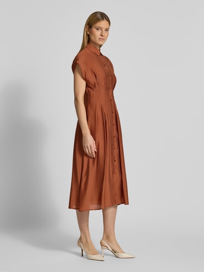 Frauenmodel trägt Hemdblusenkleid mit Knopfleiste von Jake*s Collection, Mohair-Mix, Taillierter Schnitt, Midikleid, Ganzkörperansicht von vorne.