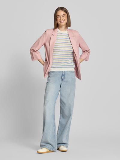 Frauenmodel trägt unifarbenen Relaxed Fit Blazer aus Viskose-Leinen-Mix Modell 'GOA' von Only, 3/4-Arm, Ganzkörperansicht von vorne.