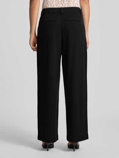Frauenmodel trägt Wide Leg Hose mit Viskose-Anteil Modell 'PALINO' von ONLY in Schwarz, glatte Textur, Ganzkörperansicht Rückansicht, Damen Weite Hose von ONLY.