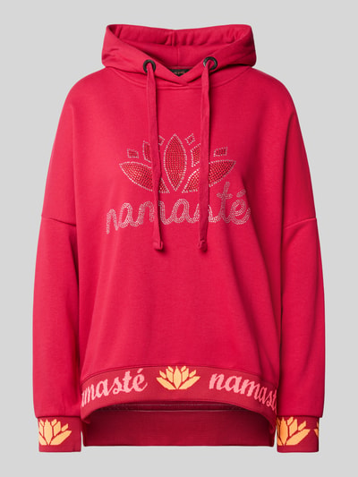 Produktfoto, Oversized Hoodie aus reiner Baumwolle Modell 'Namasté' von miss goodlife in felrood met statementprint en met strass-steentjes, elastische boorden, puur katoen