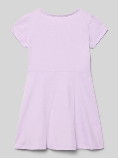 Mädchen trägt Regular Fit Kleid mit Logo-Print von GAP in helllila, reine Baumwolle, Kurzärmelig, Rundhalsausschnitt, Rückenansicht, Ganzkörperansicht Rückansicht, Rückenlänge bei Größe 116: 61 cm.