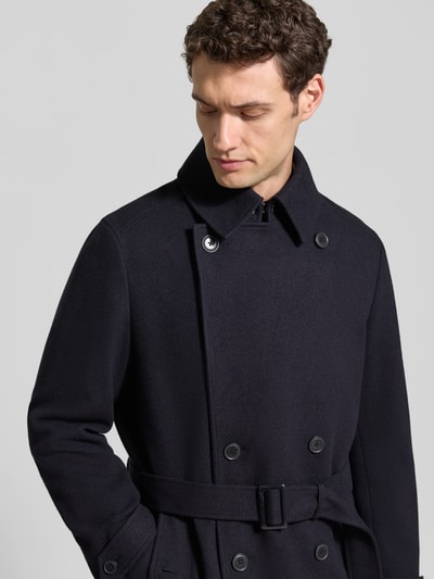 Männermodel trägt Mantel aus Viskose-Mix mit Gürtel von MCNEAL in Dunkelblau, Knopfverschluss, Regular Fit, Nahaufnahme Oberkörper.