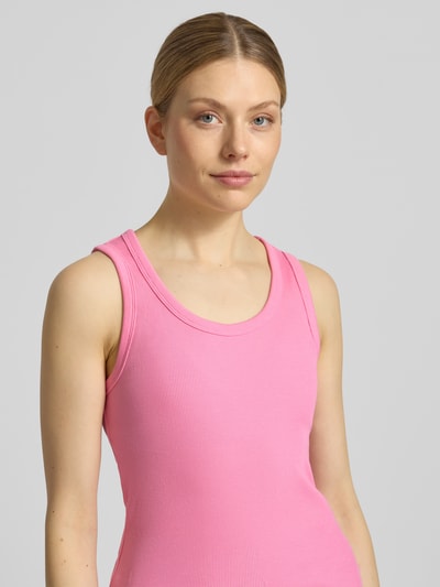 Vrouwenmodel draagt Slim Fit Top uit katoenmix model 'CHLOE' van Vero Moda, look: effen, u-hals, fijnrib materiaalverwerking, nahaufnahme bovenlichaam.