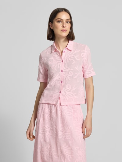 Modelka nosi Regular Fit Bluse mit Stitchings od Milano Italy, różowa bawełna, kołnierzyk koszulowy, guziki, widok z przodu, ujęcie całej sylwetki.