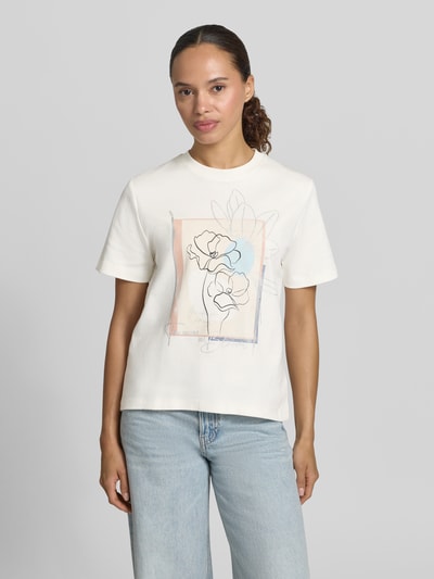 Vrouwenmodel draagt T-shirt met ronde hals en motiefprint van Christian Berg Woman van puur katoen in regular fit, ruglengte maat S 55 cm, lichte kleuren en zachte textuur, geheel vooraanzicht.