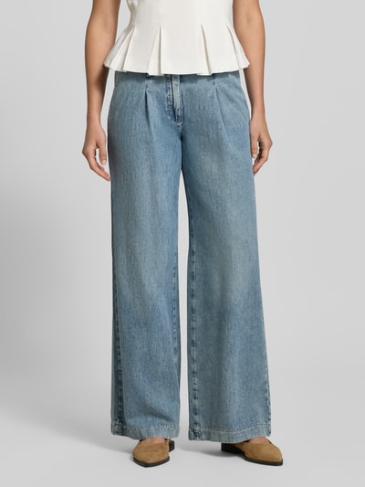 Frauenmodel trägt Wide Leg Jeans mit Eingrifftaschen von Luisa Cerano im Baumwoll-Lyocell-Mix, hellblau, glatte Textur, Ganzkörperansicht von vorne