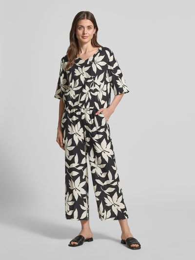 Modelka kobieca nosi Wide Leg Culotte aus Viskose-Mix od s.Oliver RED LABEL w czarno-kremowy wzór, materiał crêpe, widok całej sylwetki z przodu.