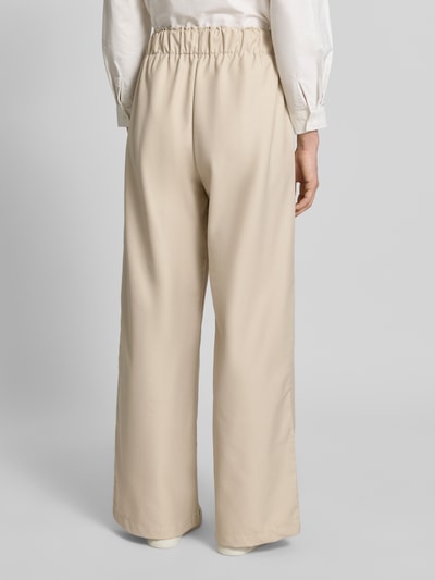 Frauenmodel trägt Wide Leg Hose aus Viskose-Mix Modell 'TOSCA' von VILLA SOPHIE, Optik: Unifarben, Elastisch, Seitentaschen, Ganzkörperansicht Rückansicht.