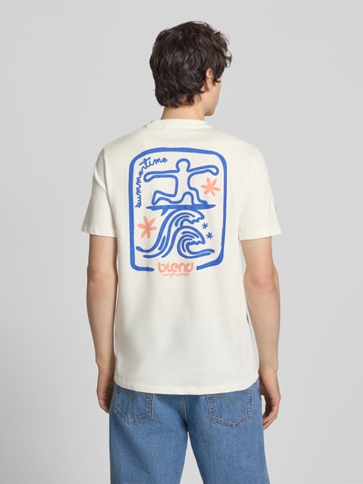 Männermodel trägt T-Shirt mit Motiv-Print Modell 'SUN ISLAND' von Blend in Offwhite mit buntem Print, reine Baumwolle, Rückansicht Ganzkörperansicht.