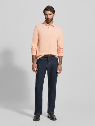 Männermodel trägt Regular Fit Poloshirt mit knoopsluiting van MAERZ Muenchen in puur katoen, polokraag, shirt met lange mouwen, Ganzkörperansicht von vorne.