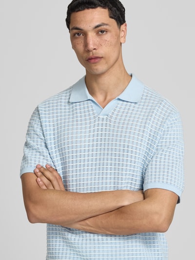 Mannenmodel draagt Regular Fit Poloshirt met V-hals van Jack & Jones, lichtblauw met ruitstructuur, puur katoen, gebreid shirt, ruglengte bij maat M 67 cm, nahaufnahme bovenlichaam.