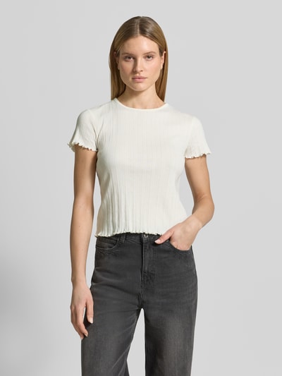 Frauenmodel trägt T-Shirt mit Muschelsaum von JAKE*S STUDIO WOMAN aus reiner Baumwolle in Weiß, gerader Schnitt, Nahaufnahme Oberkörper.